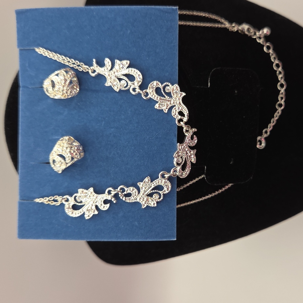 AVON 2007 Vintage Vine Gift Set. Neckace And Earrings